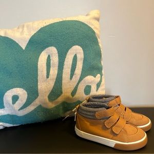 Old Navy tan/brown toddler boots size 8 for toddler boys!  Brand new!